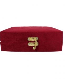 زعفران نگین کادویی تسنیم در بستهبندی یاقوت و قرارگرفته در جعبه چوبی و روکش مخمل، یادگاری زیبا و بهصرفه برای شما است که بالاترین کیفیت را به همراه دارد.