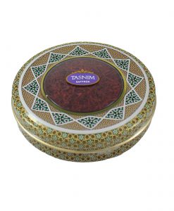 زعفران نگین کادویی تسنیم در بستهبندی یاقوت و قرارگرفته در جعبه چوبی و روکش مخمل، یادگاری زیبا و بهصرفه برای شما است که بالاترین کیفیت را به همراه دارد.