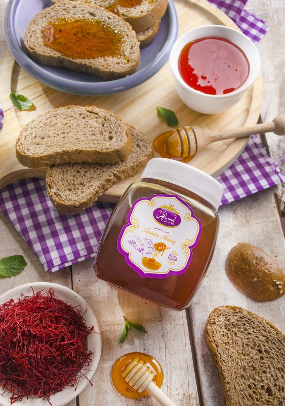 عسل زعفرانی، یکی از انواع عسلهای طعمدار است. در عسل گیاه زعفران، برخلاف سایر عسلها، زعفران پس از آزمایش و پاکسازی، مستقیما به عسل اضافه میشود.