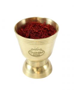 زعفران نگین کادویی تسنیم در بستهبندی یاقوت و قرارگرفته در جعبه چوبی و روکش مخمل، یادگاری زیبا و بهصرفه برای شما است که بالاترین کیفیت را به همراه دارد.